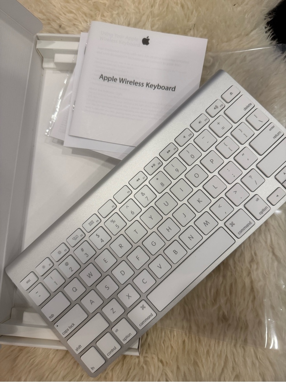 Apple Silver Wireless Keyboard - Picture 4 of 4